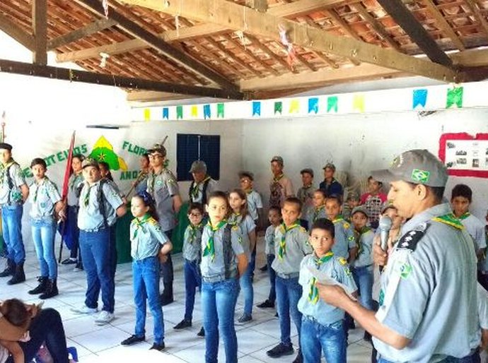 Usuários do Cras aprendem lições de escotismo