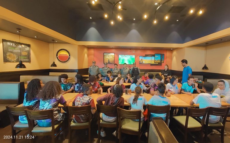 Batalhão Escolar e rede de restaurantes promovem almoço especial a alunos da rede pública estadual