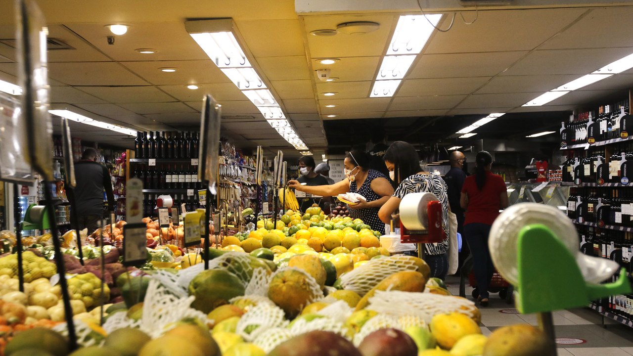 INPC, inflação que corrige salários, acumula 4,29% em 12 meses