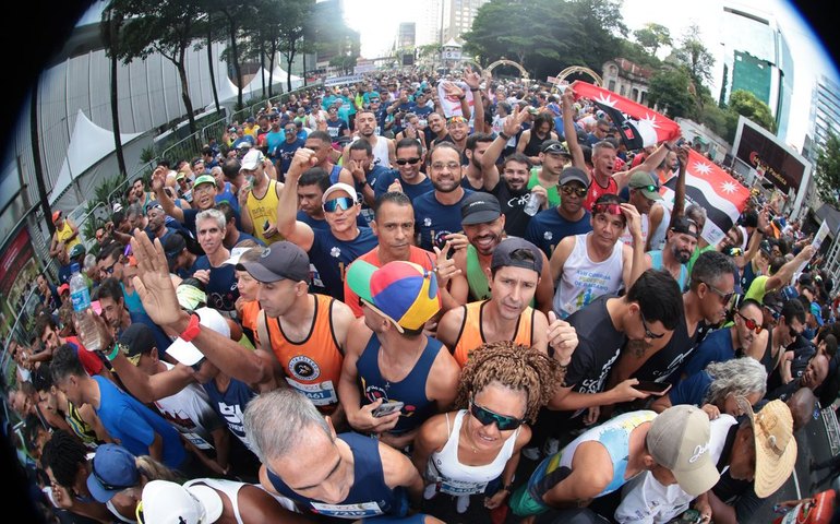 Com disposição e alegria, corredores anônimos agitam a São Silvestre