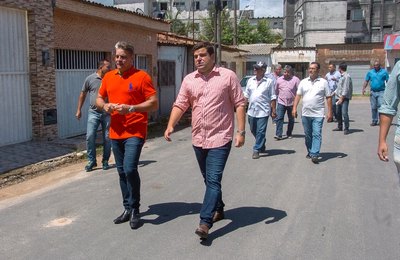 Marcelo Palmeira vistoria obras de pavimentação no Tabuleiro