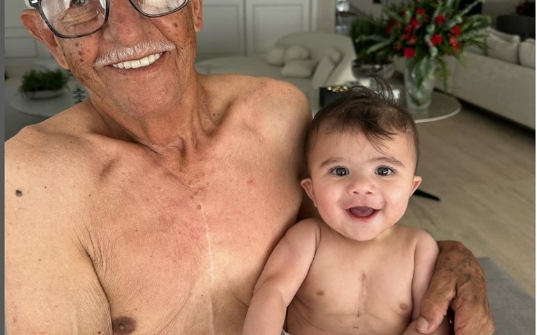 Sertanejo Cristiano mostra filho recém-operado com avô e semelhança emociona