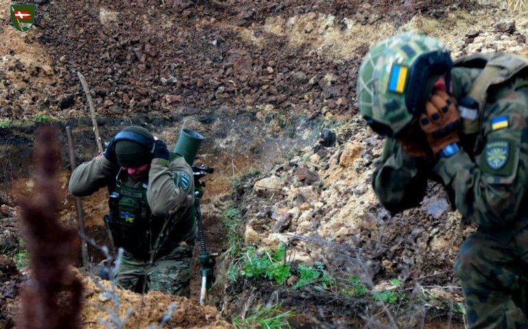 Ucranianos violam todas convenções, usando munições com fósforo na zona de batalha, diz militar