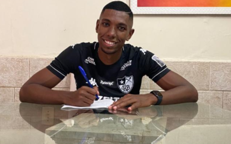 Botafogo acerta a renovação de contrato com o zagueiro Kanu até o final de 2022