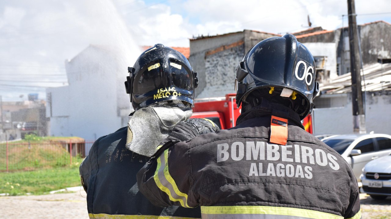 Corpo de Bombeiros controla incêndio em Galpão no Clima Bom