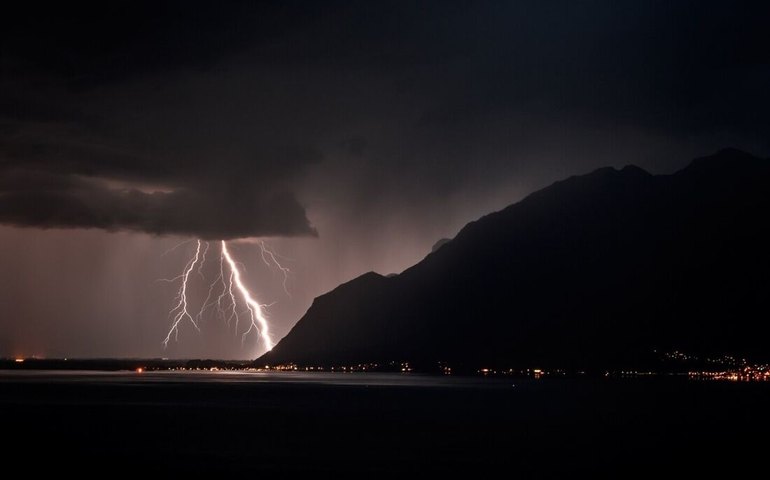 Raio cai duas vezes no mesmo lugar na Suíça e atinge policiais que socorriam vítimas