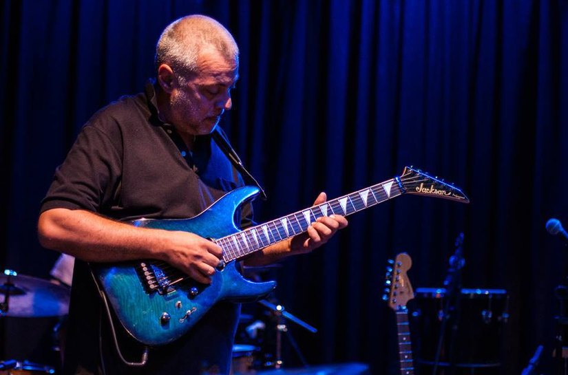 Guitar hero Toni Augusto no 'Quinta no Arena'