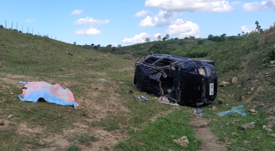 Idoso morre e quatro pessoas ficam feridas após carro capotar em Canhoba / Foto: Foto: BPRv/SE