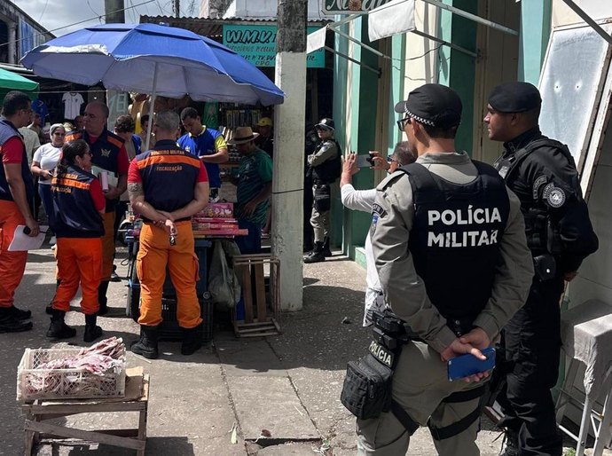 PM participa de operação contra o comércio irregular de fogos de artifício em Penedo