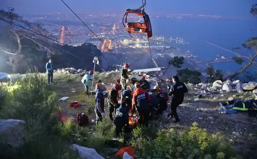 Uma pessoa morre durante acidente em teleférico na Turquia e 174 são resgatadas após 23 horas presas nas cabines