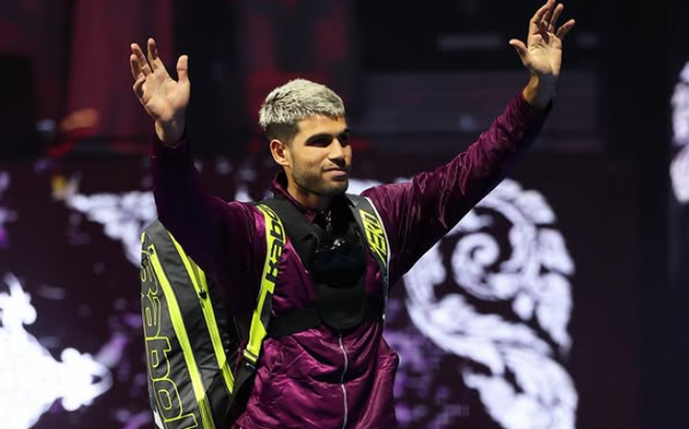 Alcaraz cai na estreia em Paris e abre caminho para Sinner retomar liderança do ranking