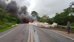 Caminhão tomba e pega fogo na BR-101 em Sergipe / Foto: Foto: PRF/SE