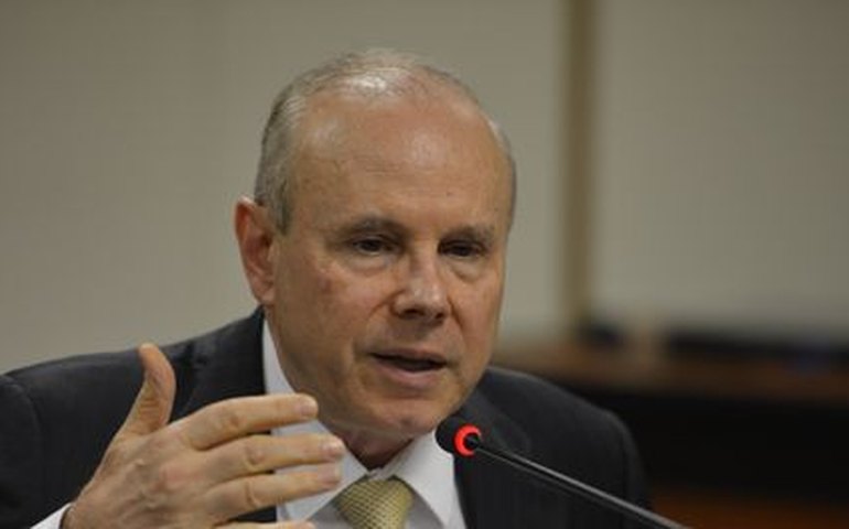Mantega diz que &#8216;não dá para falar&#8217; em recessão