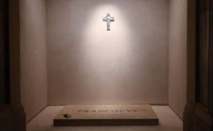 Túmulo foi aberto para visitação no segundo dos nove dias de luto oficial por Francisco Túmulo foi aberto para visitação no segundo dos nove dias de luto oficial por Francisco