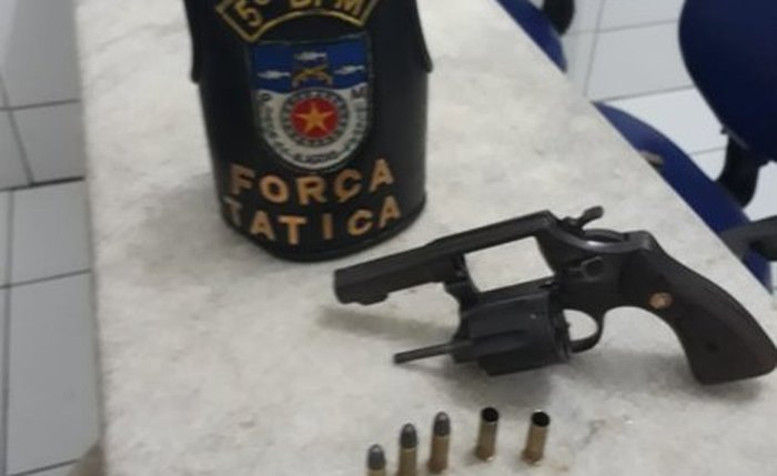 Revólver apreendido com o suspeito após a troca de tiros Revólver apreendido com o suspeito após a troca de tiros