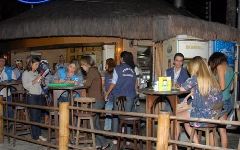 Procon fiscaliza lojas e restaurantes de Maceió