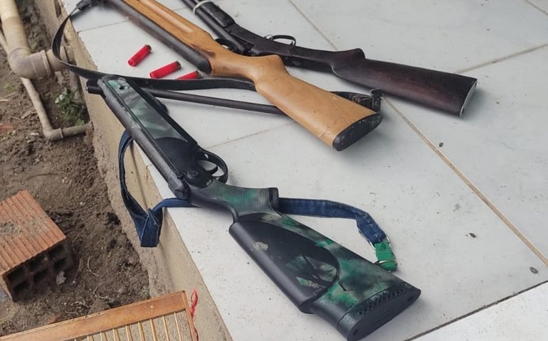 PM apreende armas, resgata 60 pássaros silvestres e interdita abate clandestino em Alagoas