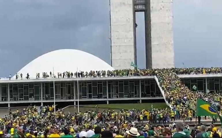 Manifestantes bolsonaristas furam barreira da PM e sobem rampa do Congresso