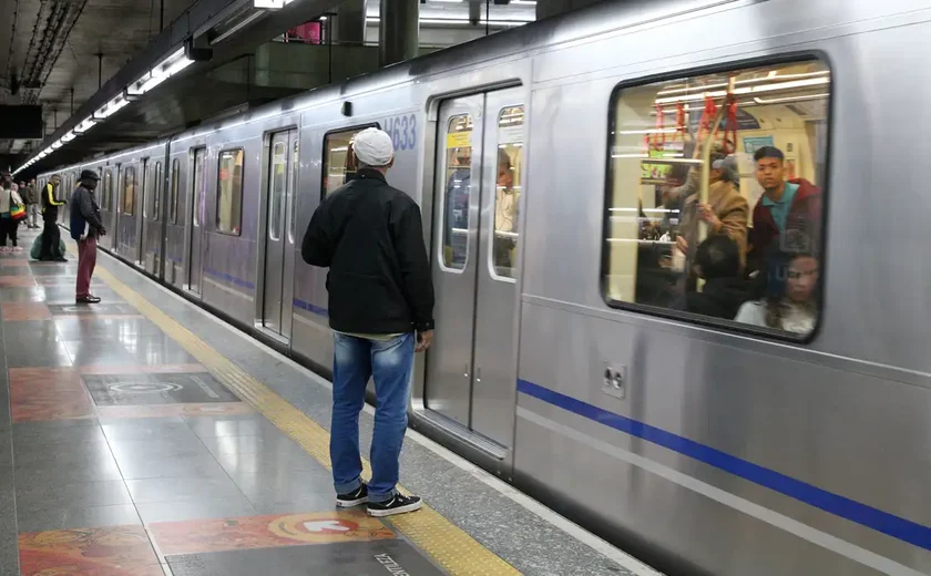 Homem é detido com faca no metrô de São Paulo