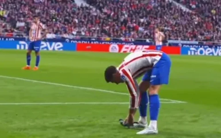 Jogador do Atlético de Madrid resgata pombo atingido por bola durante partida