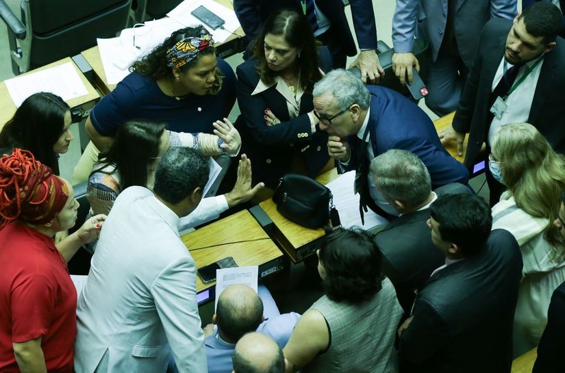 Câmara aprova PEC que perdoa multas e cotas raciais de partidos