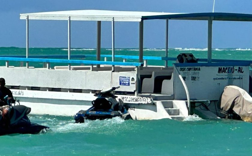 Turista aluga jet ski e colide com catamarã em Maragogi