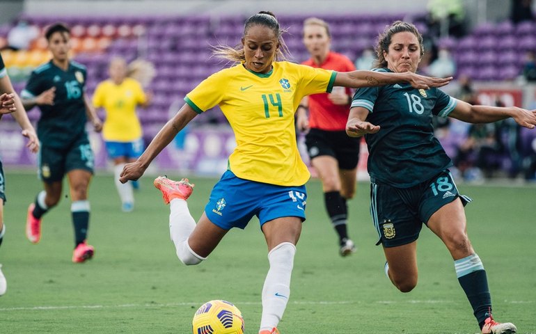 Estreia com gols na Copa América marca volta por cima de Adriana