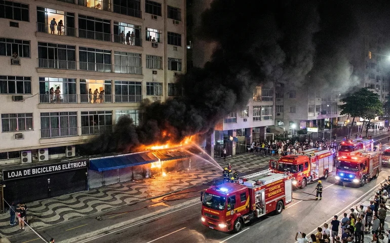 Incêndio mobiliza bombeiros em loja de motos elétricas em Copacabana