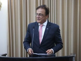 Galba Novaes critica influência do dinheiro na política e defende retomada do debate de ideias