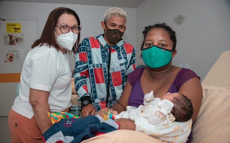 Primeiro maceioense nascido em 2022 recebe visita da secretária de saúde