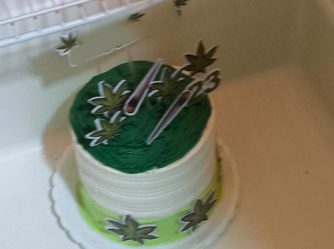 Polícia Militar flagra aniversário com bolo temático de apologia à maconha