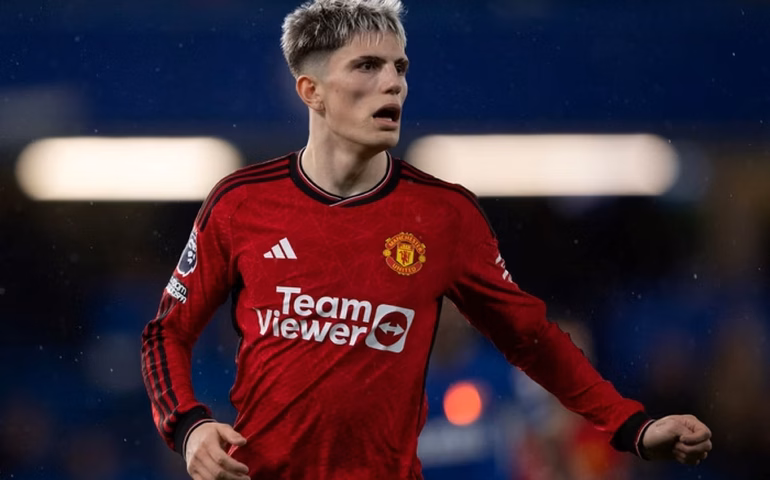 Garnacho volta a curtir post pedindo mudanças no Manchester United, diz jornal