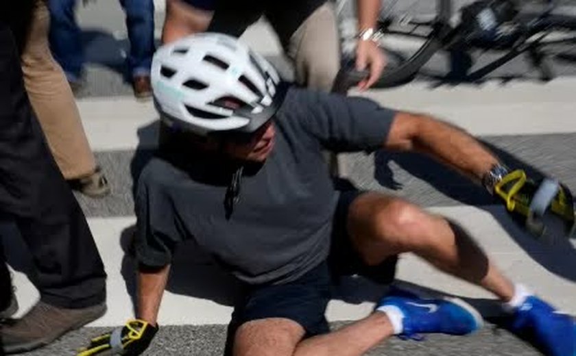 Joe Biden cai ao andar de bicicleta nos EUA