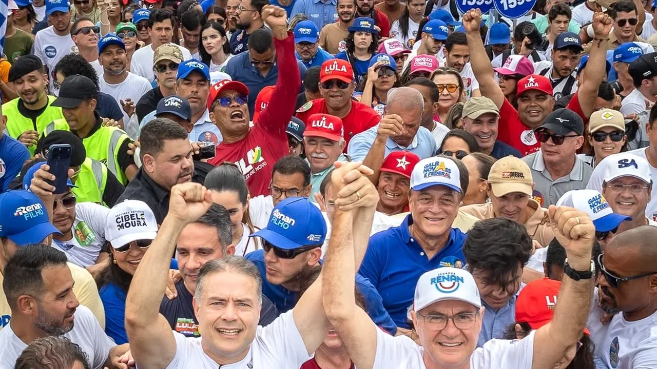 O povo deu o recado: Renan Calheiros reúne multidão na orla de Maceió a uma semana da eleição
