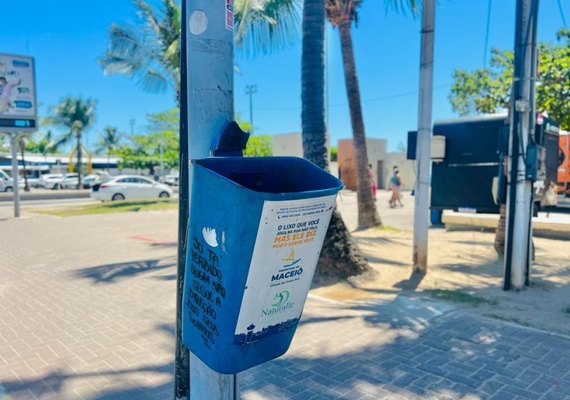Papeleiras instaladas para coleta de resíduos na orla são alvos de vandalismo