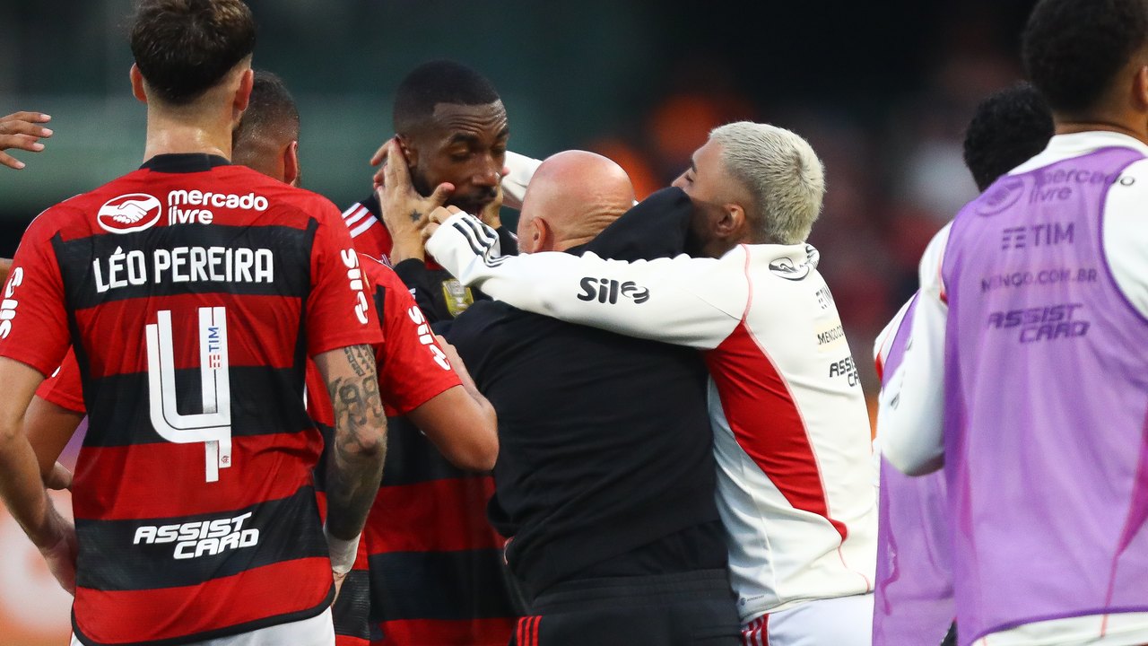 Com gol de Gerson no fim, Flamengo supera Coritiba no Couto Pereira