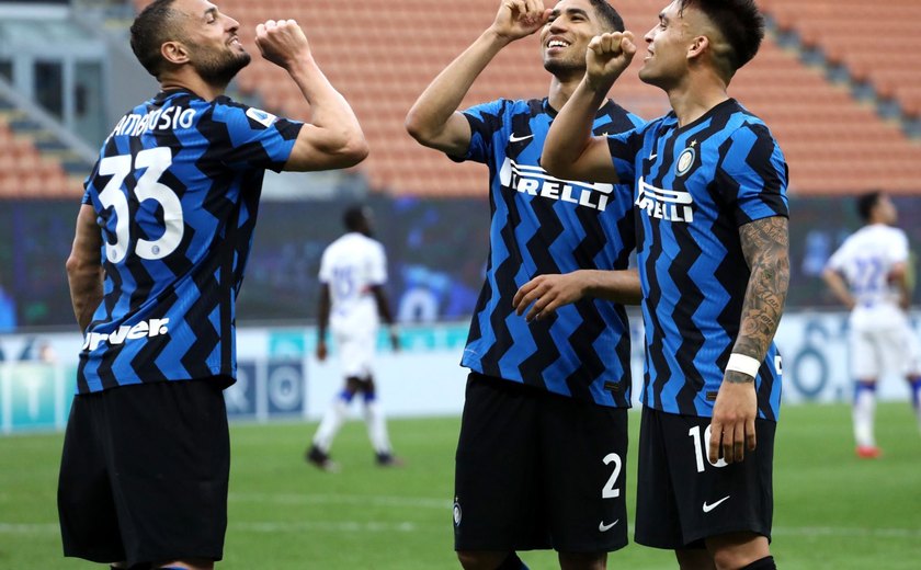 Inter de Milão comemora o título do Campeonato Italiano com vitória sobre o Torino
