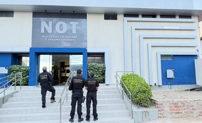 Policiais federais cumpriram mandado de busca e apreensão na clínica privada