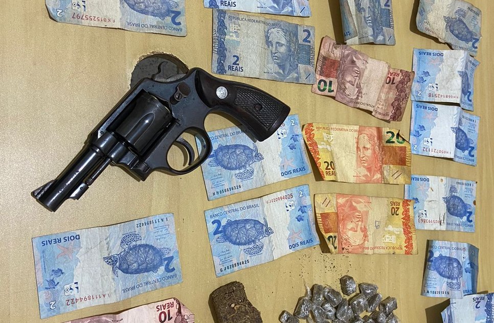 Homem morre e mulher é presa durante operação contra tráfico de drogas em Carmópolis