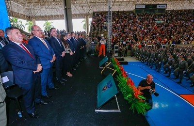 Presidente Fernando Tourinho prestigia formatura de 923 novos soldados da PM