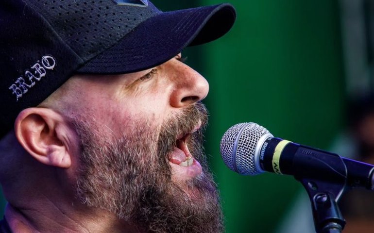 Mingau, do Ultraje a Rigor, tem alta hospitalar após ser baleado