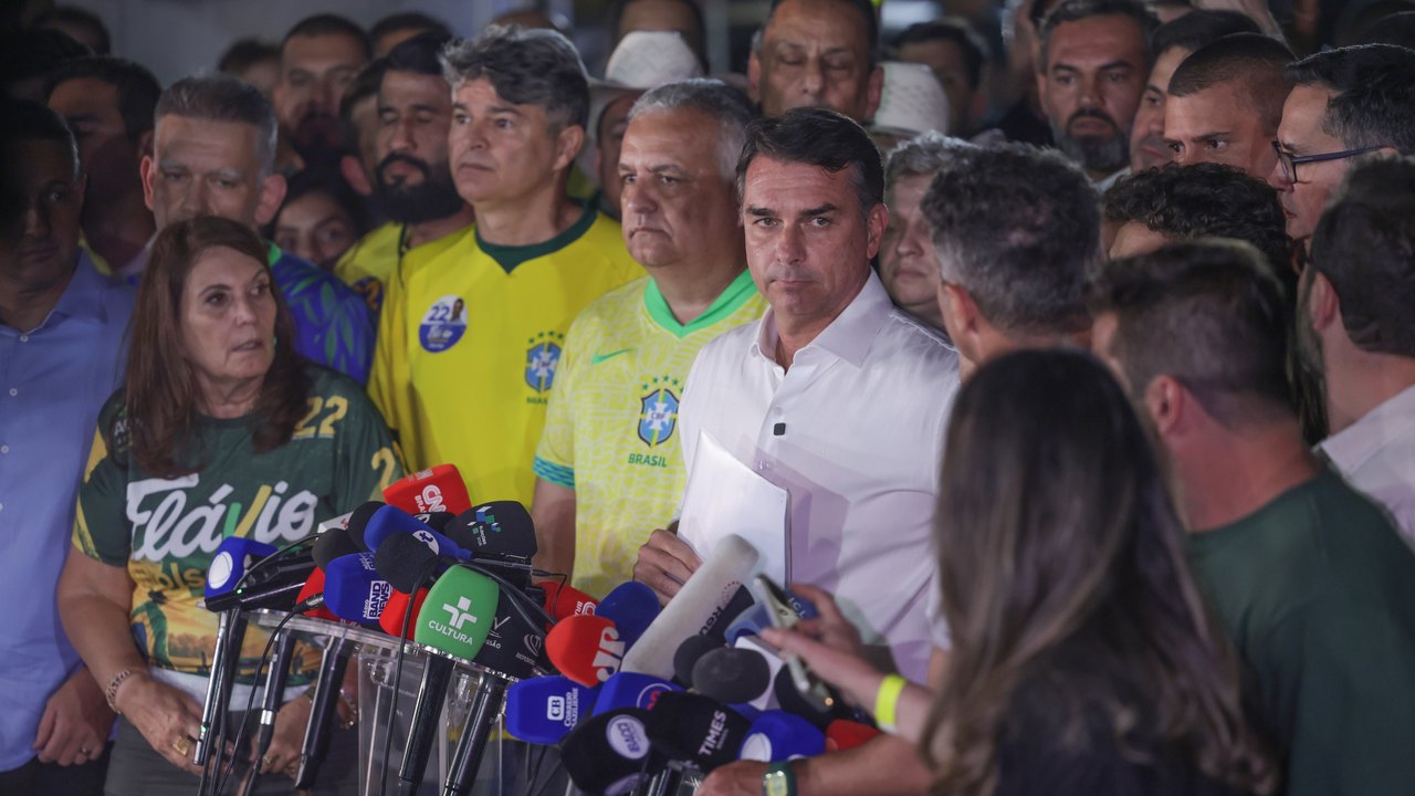 Moraes determina entrega de passaporte e proíbe Flávio de deixar o Brasil