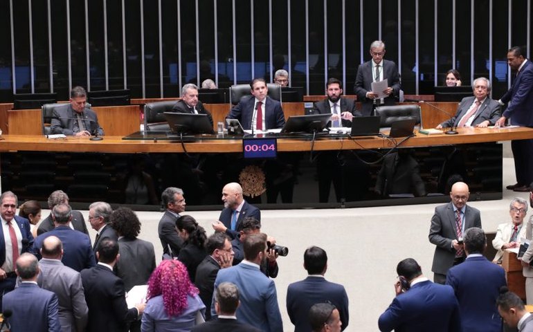 Câmara aprova regime de urgência para 12 projetos de lei