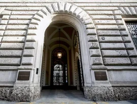 Oferta bilionária por banco mais antigo do mundo agita mercado italiano