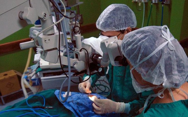 À espera de transplante de coração, mulher compartilha vida conectada à rede elétrica
