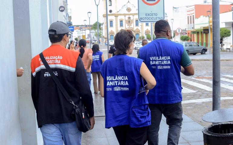 Prefeitura de Penedo orienta e fiscaliza comércio ambulante no Centro Histórico