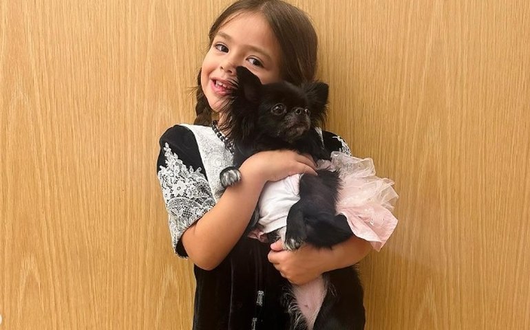 Sabrina Sato e o ex-marido Duda Nagle levam a filha juntos para a escola