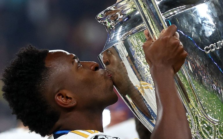 Vini Júnior recebe troféu de melhor jogador da Liga dos Campeões