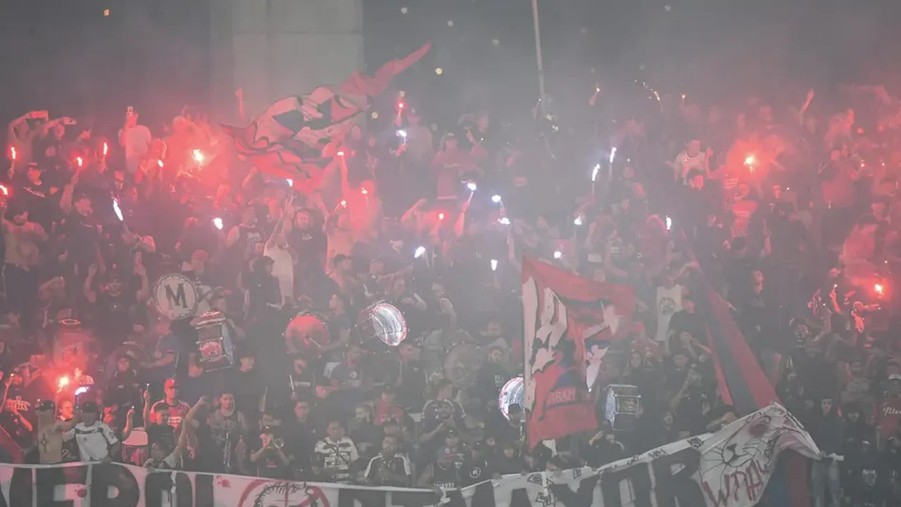 Protestos da torcida do Independiente Medellín interrompem jogo do Flamengo