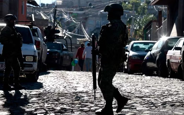 Líder norte-coreano supervisiona transferência de lançadores de mísseis para fronteira com a Coreia do Sul